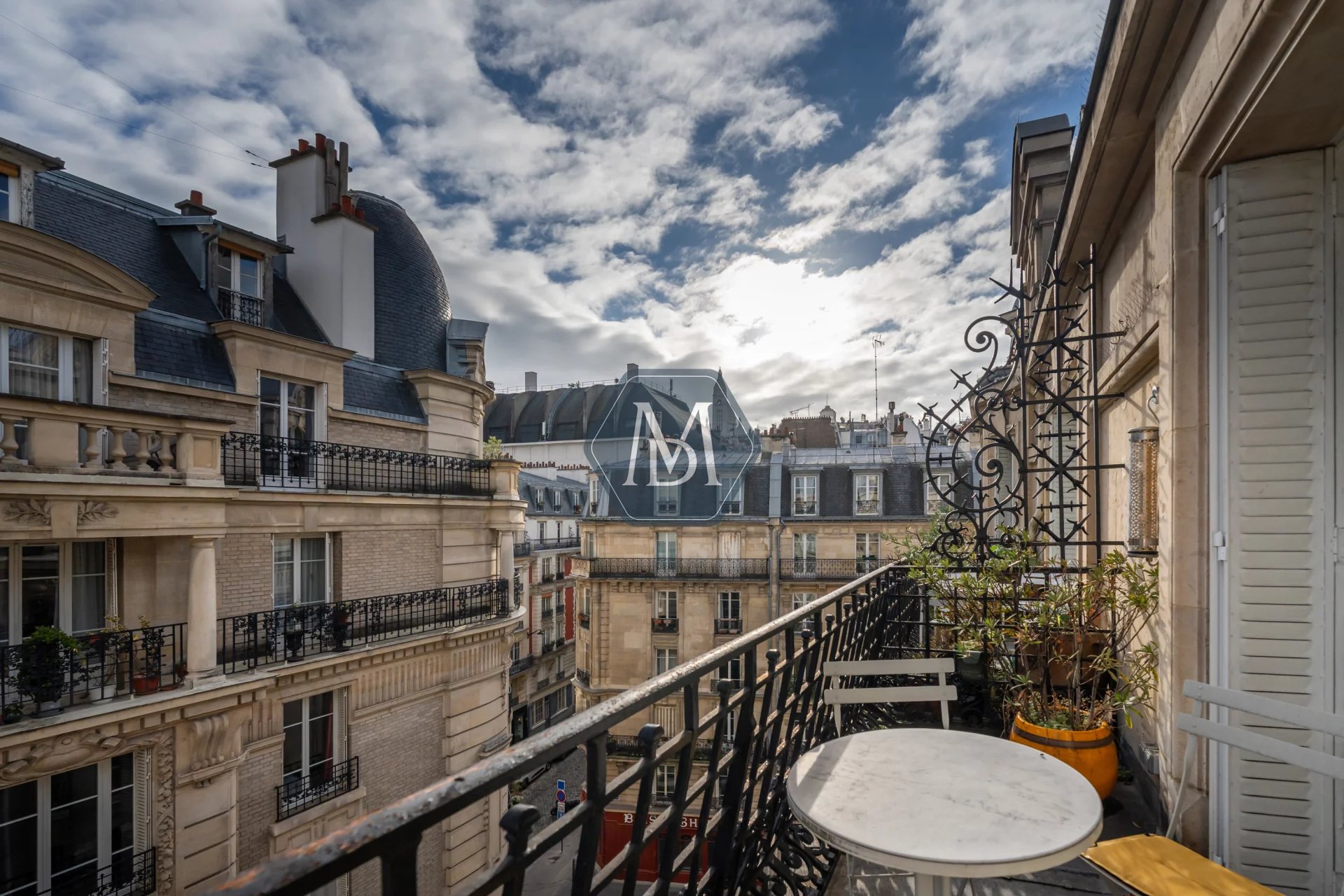 75018  – MONTMARTRE/JULES JOFFRIN – GRAND APPARTEMENT DE PRESTIGE – 2 CHAMBRES + CAVE 30M2