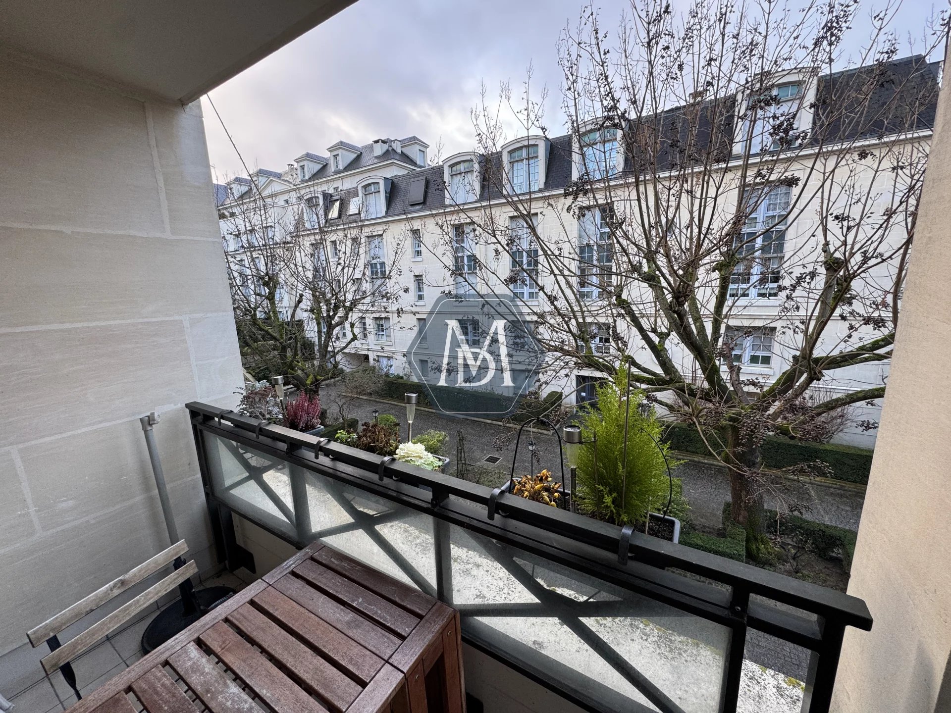 92320 CHÂTILLON – VIEUX BOURG/COMMERCES 3 PIECES 2 CH + CAVE + PARK. INT.